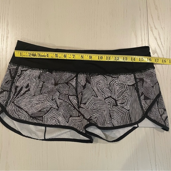 Lululemon Speed Short W7A19S (Dottie Tribe White Black / Black) - Size 8 - Picture 5 of 7